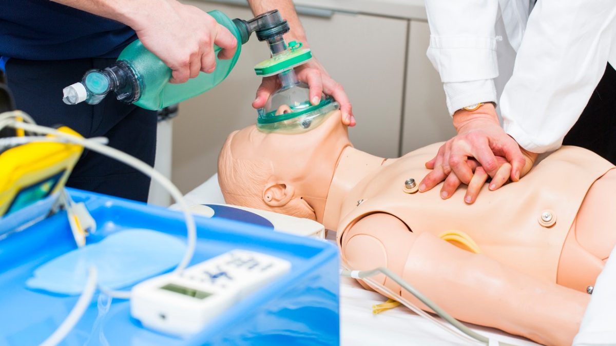 536505299 CPR seminar,mechanical ventilation and heart massage of dummy
